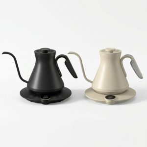 کتری برقی گردن‌غاز Cocinare مدل B6 مشکی مات ۰.۶ لیتری با صفحه نمایش دیجیتال پایه در حال ریزش آب روی درپیر V60
