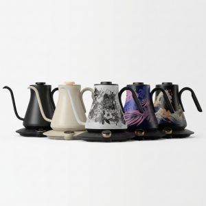 کتری برقی Cocinare سری M9 Artisan طرح Wave و مشکی وسفید ۹۰۰ میلی‌لیتری با لوله S شکل و پیچ تنظیم دمای فلزی روی پیشخوان بار قهوه