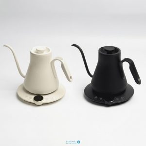 کتری برقی گردن‌غاز Cocinare مدل B9 سفید رنگ ۹۰۰ میلی‌لیتری با پایه نمایشگر دیجیتال لمسی روی پیشخوان بار قهوه تخصصی